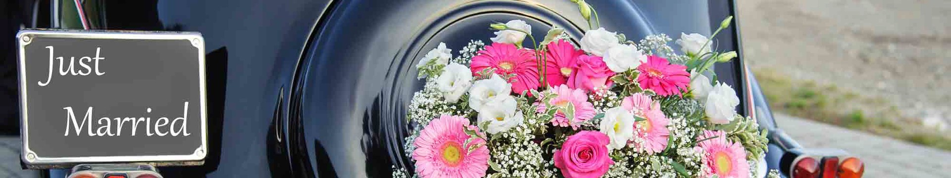 Old fashioned car with flowers and just married sign