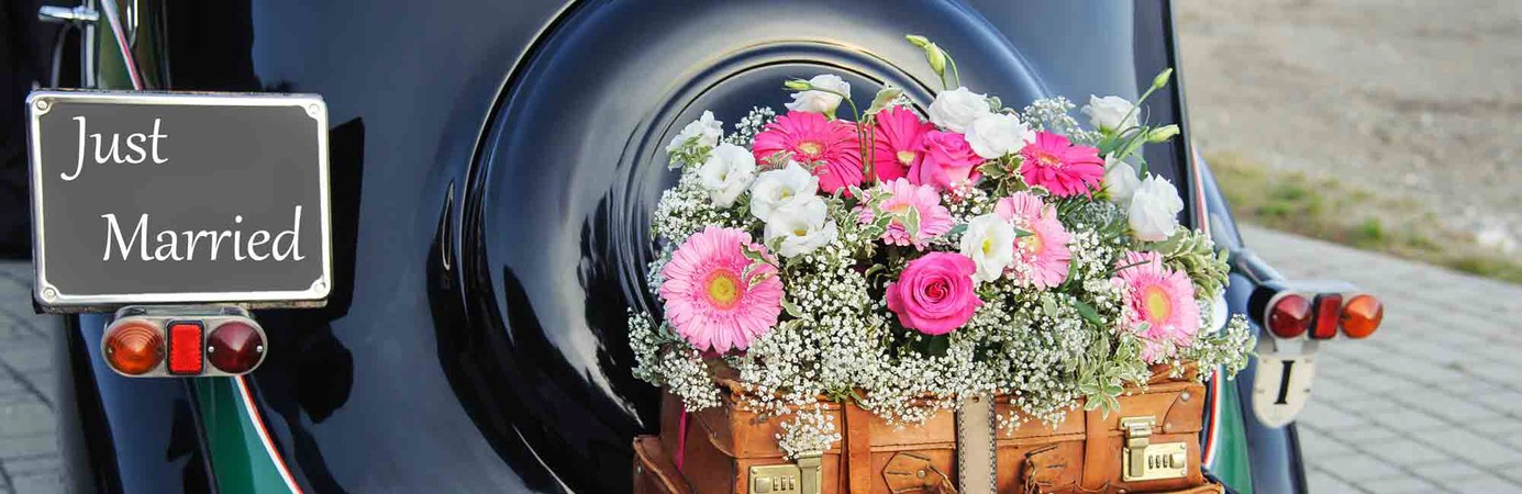 Old fashioned car with flowers and just married sign